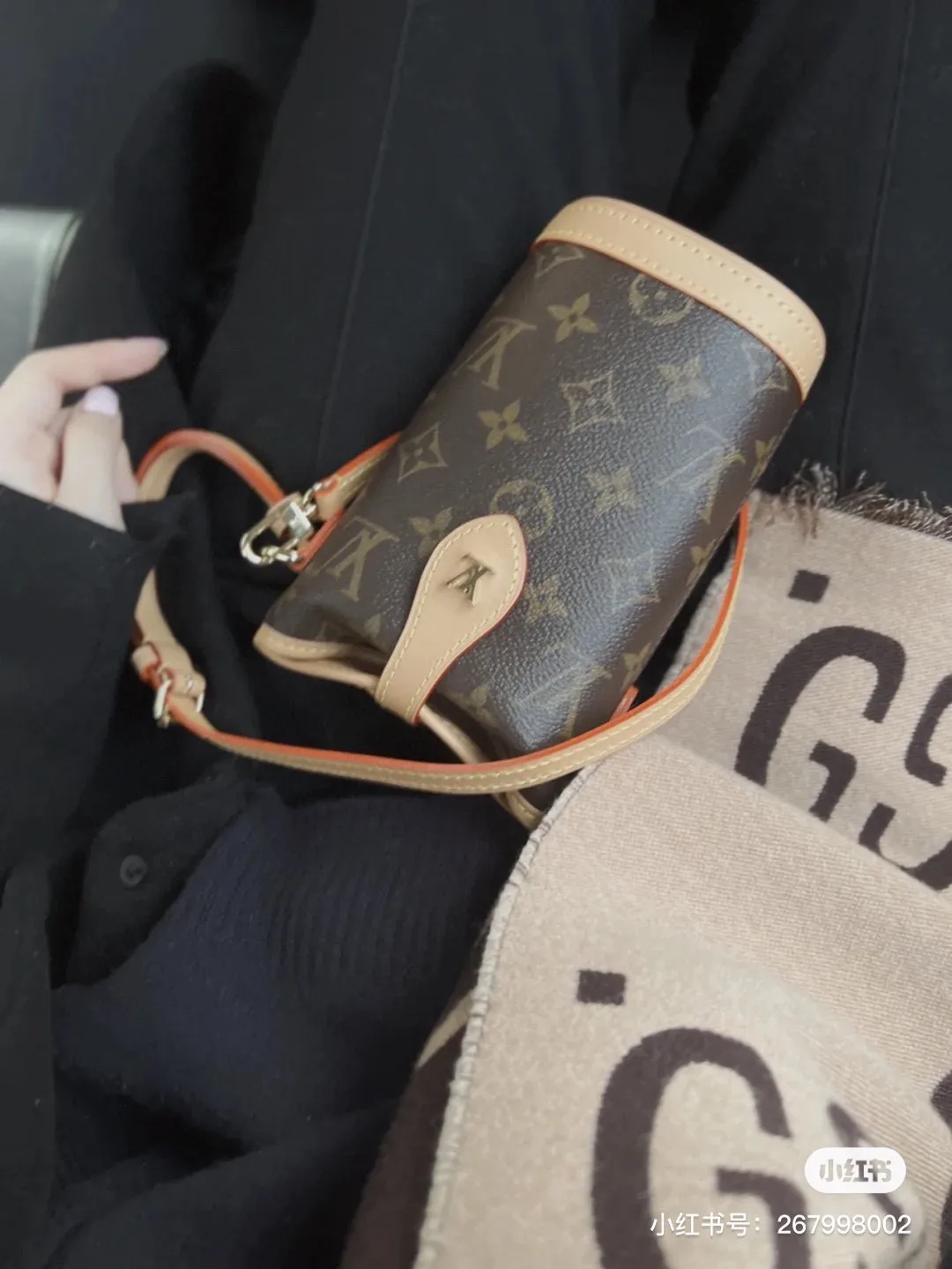 Batch 200💰Quality upgrade🔥Exclusive real shot M80874 Presbyopia Second-hand bag series Mini ice cream cone 2022 latest model Fold Me Mini style Designed with magnet buttons Leather with LV hardware buckle elements Exquisite and compact bag body Unisex Size: 14.5 × 18 × 6.5 cm