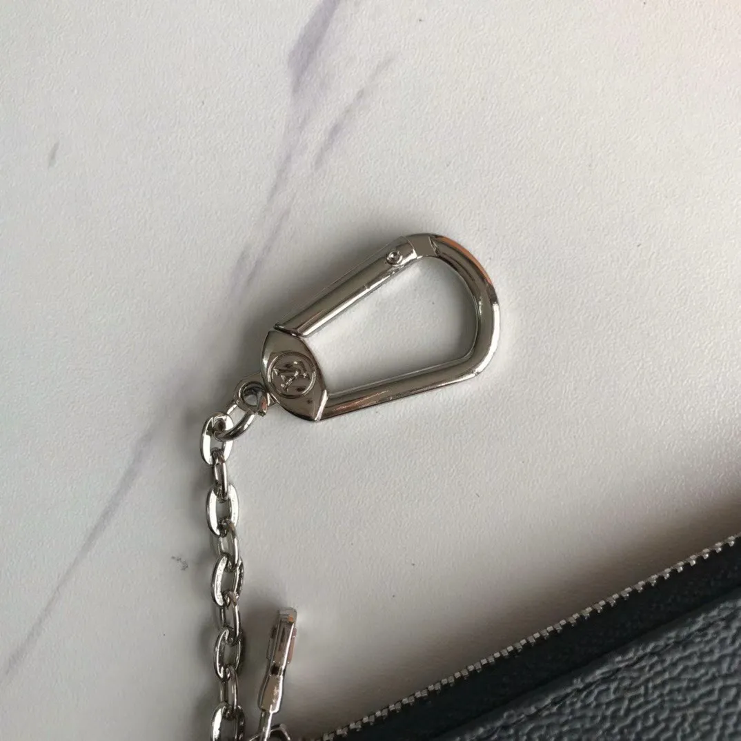 💰90💰This Damier canvas small leather bag can hold change and keys, and can be easily put into a handbag or clothing pocket. Key ring, key hook can be hung on the D-ring provided with most Louis Vuitton handbags, zipper closure, Damier canvas texture and embossed calfskin, shiny gold-tone hardware. 👏👏Model 62650, size: 12x7cm,