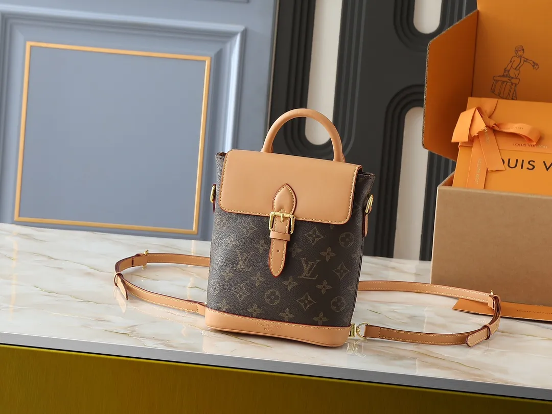 💰240💰Upgraded from the original M14651 M14653 Soho mini backpack is made of Monogram canvas, and its exquisite structure recalls the exquisite design of the 1996 Arlequin backpack. The cowhide leather trim and vintage buckle pay homage to Louis Vuitton's trunk-making heritage, and the D-ring allows for a variety of carrying options, making it a perfect choice for everyday travel. Dimensions: 17.0 x 23.0 x 8.0 cm (length x height x width)