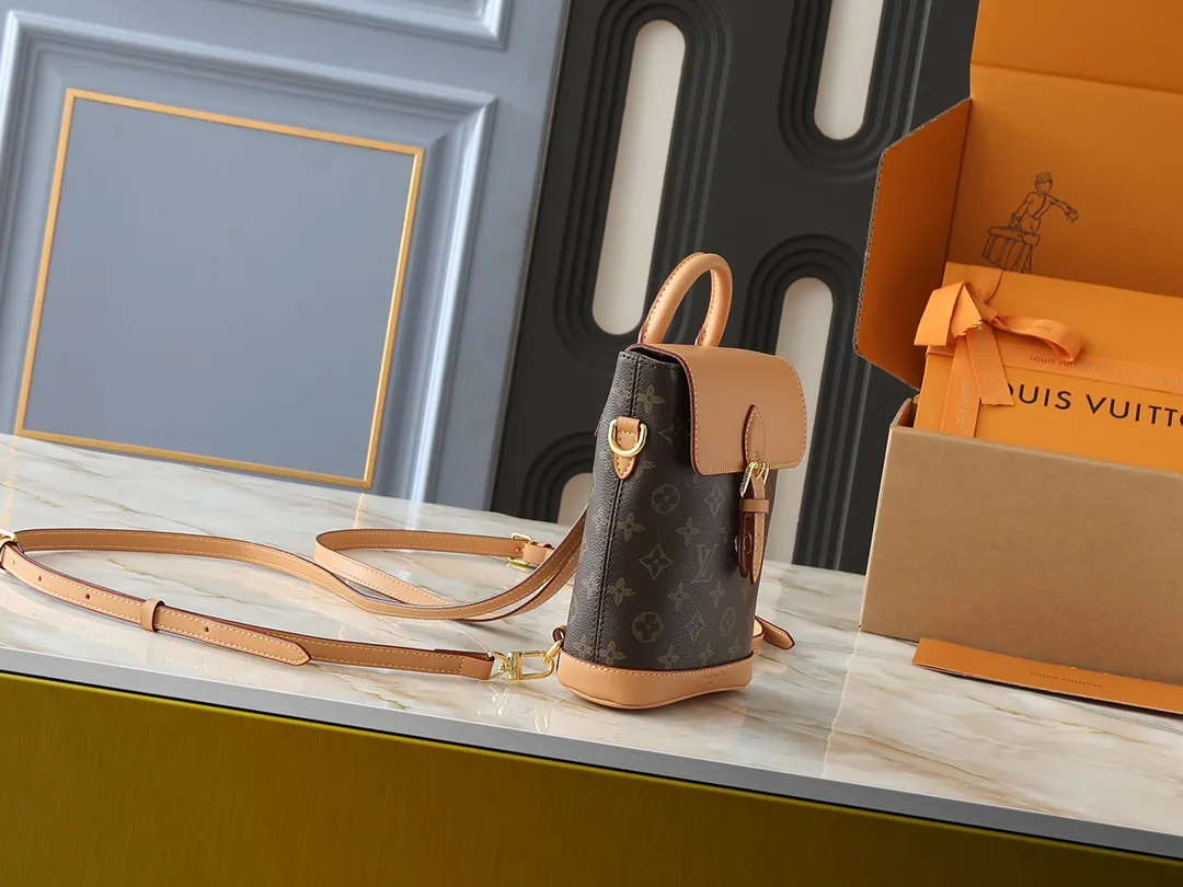 💰240💰Upgraded from the original M14651 M14653 Soho mini backpack is made of Monogram canvas, and its exquisite structure recalls the exquisite design of the 1996 Arlequin backpack. The cowhide leather trim and vintage buckle pay homage to Louis Vuitton's trunk-making heritage, and the D-ring allows for a variety of carrying options, making it a perfect choice for everyday travel. Dimensions: 17.0 x 23.0 x 8.0 cm (length x height x width)