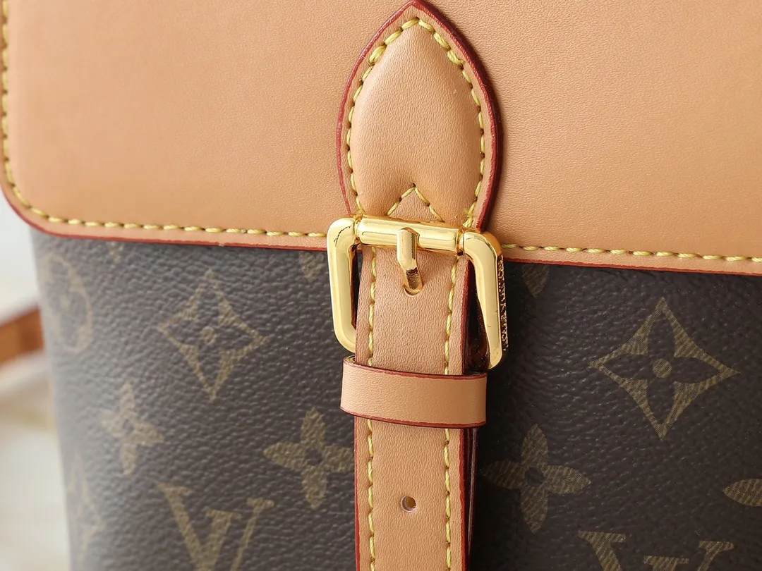 💰240💰Upgraded from the original M14651 M14653 Soho mini backpack is made of Monogram canvas, and its exquisite structure recalls the exquisite design of the 1996 Arlequin backpack. The cowhide leather trim and vintage buckle pay homage to Louis Vuitton's trunk-making heritage, and the D-ring allows for a variety of carrying options, making it a perfect choice for everyday travel. Dimensions: 17.0 x 23.0 x 8.0 cm (length x height x width)