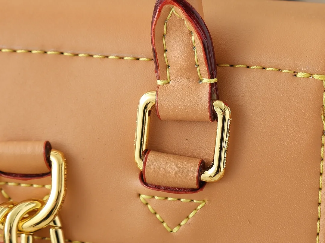 💰240💰Upgraded from the original M14651 M14653 Soho mini backpack is made of Monogram canvas, and its exquisite structure recalls the exquisite design of the 1996 Arlequin backpack. The cowhide leather trim and vintage buckle pay homage to Louis Vuitton's trunk-making heritage, and the D-ring allows for a variety of carrying options, making it a perfect choice for everyday travel. Dimensions: 17.0 x 23.0 x 8.0 cm (length x height x width)