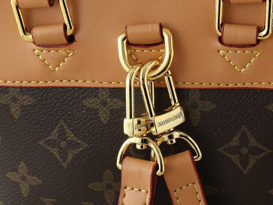 💰240💰Upgraded from the original M14651 M14653 Soho mini backpack is made of Monogram canvas, and its exquisite structure recalls the exquisite design of the 1996 Arlequin backpack. The cowhide leather trim and vintage buckle pay homage to Louis Vuitton's trunk-making heritage, and the D-ring allows for a variety of carrying options, making it a perfect choice for everyday travel. Dimensions: 17.0 x 23.0 x 8.0 cm (length x height x width)