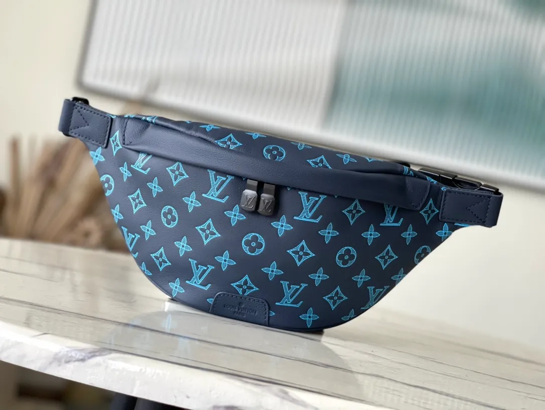 💰840 (top-grain leather) top original order M46036 This Discovery waist bag is made of soft Monogram Shadow embossed cow leather, conveying a casual personality with retro touches. Front and rear zip pockets provide easy access to your phone, keys and cards. The adjustable belt also allows for shoulder or cross-body wear. Dimensions: 44 × 15 × 9 cm