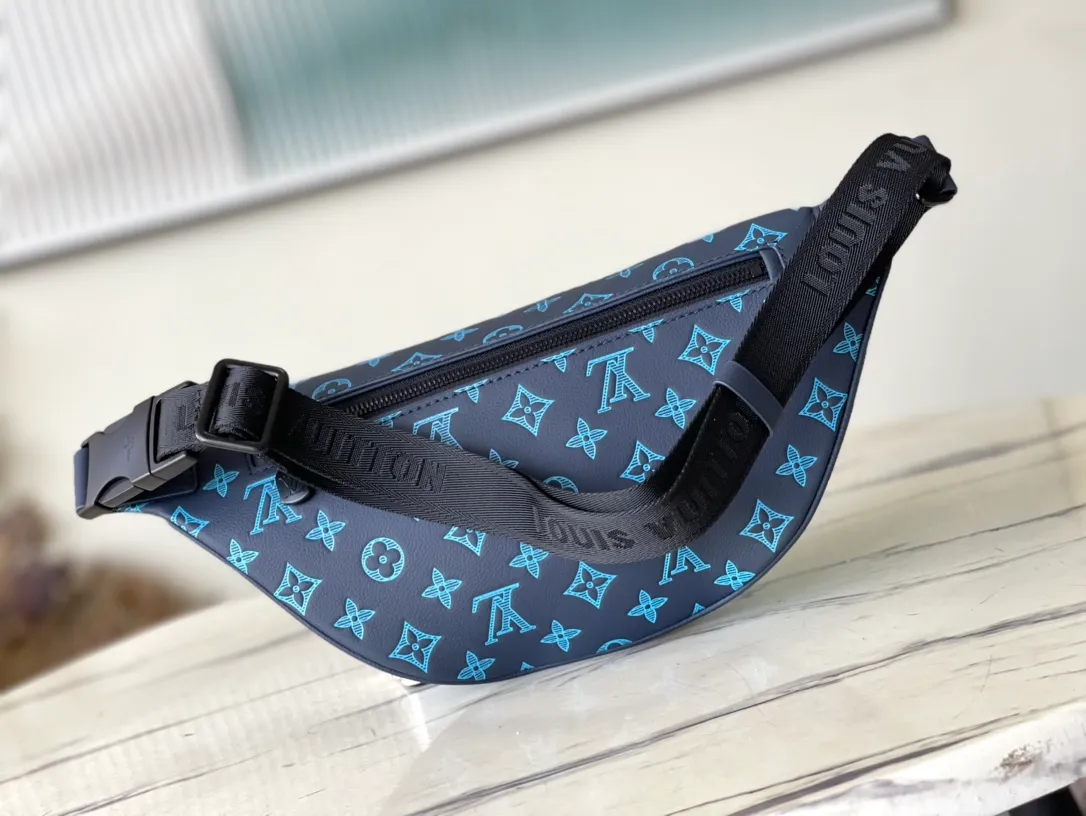 💰840 (top-grain leather) top original order M46036 This Discovery waist bag is made of soft Monogram Shadow embossed cow leather, conveying a casual personality with retro touches. Front and rear zip pockets provide easy access to your phone, keys and cards. The adjustable belt also allows for shoulder or cross-body wear. Dimensions: 44 × 15 × 9 cm
