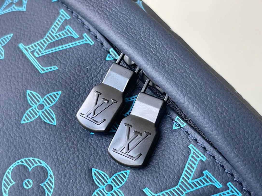 💰840 (top-grain leather) top original order M46036 This Discovery waist bag is made of soft Monogram Shadow embossed cow leather, conveying a casual personality with retro touches. Front and rear zip pockets provide easy access to your phone, keys and cards. The adjustable belt also allows for shoulder or cross-body wear. Dimensions: 44 × 15 × 9 cm