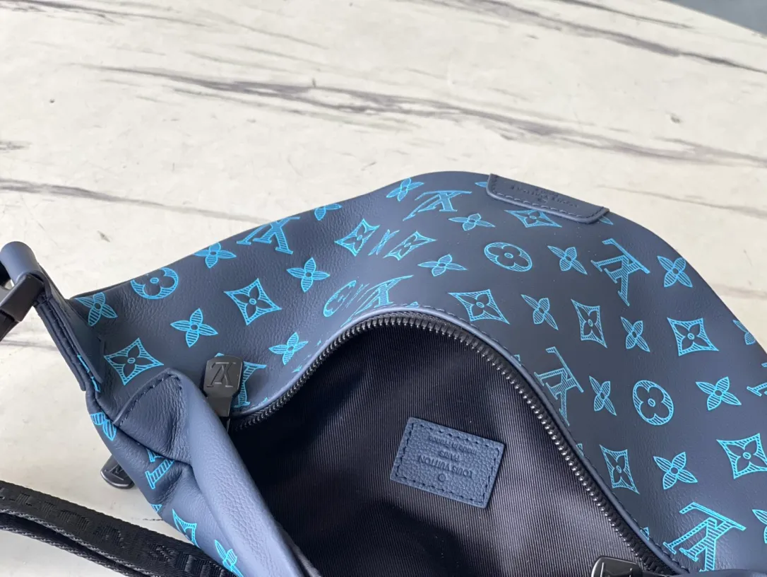 💰840 (top-grain leather) top original order M46036 This Discovery waist bag is made of soft Monogram Shadow embossed cow leather, conveying a casual personality with retro touches. Front and rear zip pockets provide easy access to your phone, keys and cards. The adjustable belt also allows for shoulder or cross-body wear. Dimensions: 44 × 15 × 9 cm