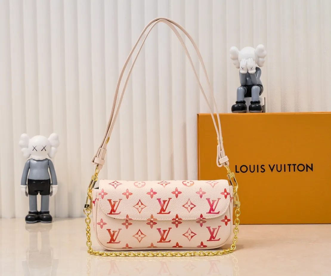 Batch 💰240 upgraded original M81911 full leather gradient oil silk screen chain bag series Wallet on Chain Ivy handbag is made of grained cow leather, with small and dazzling studs to construct the Monogram pattern, easy to attend day and night occasions. The chain strap and adjustable shoulder strap are both detachable, allowing you to switch between cross-body and long or short shoulder wear. Card compartments and zip pockets ensure neat and organized storage. Dimensions: 23.5 x 12.0 x 4.3 cm