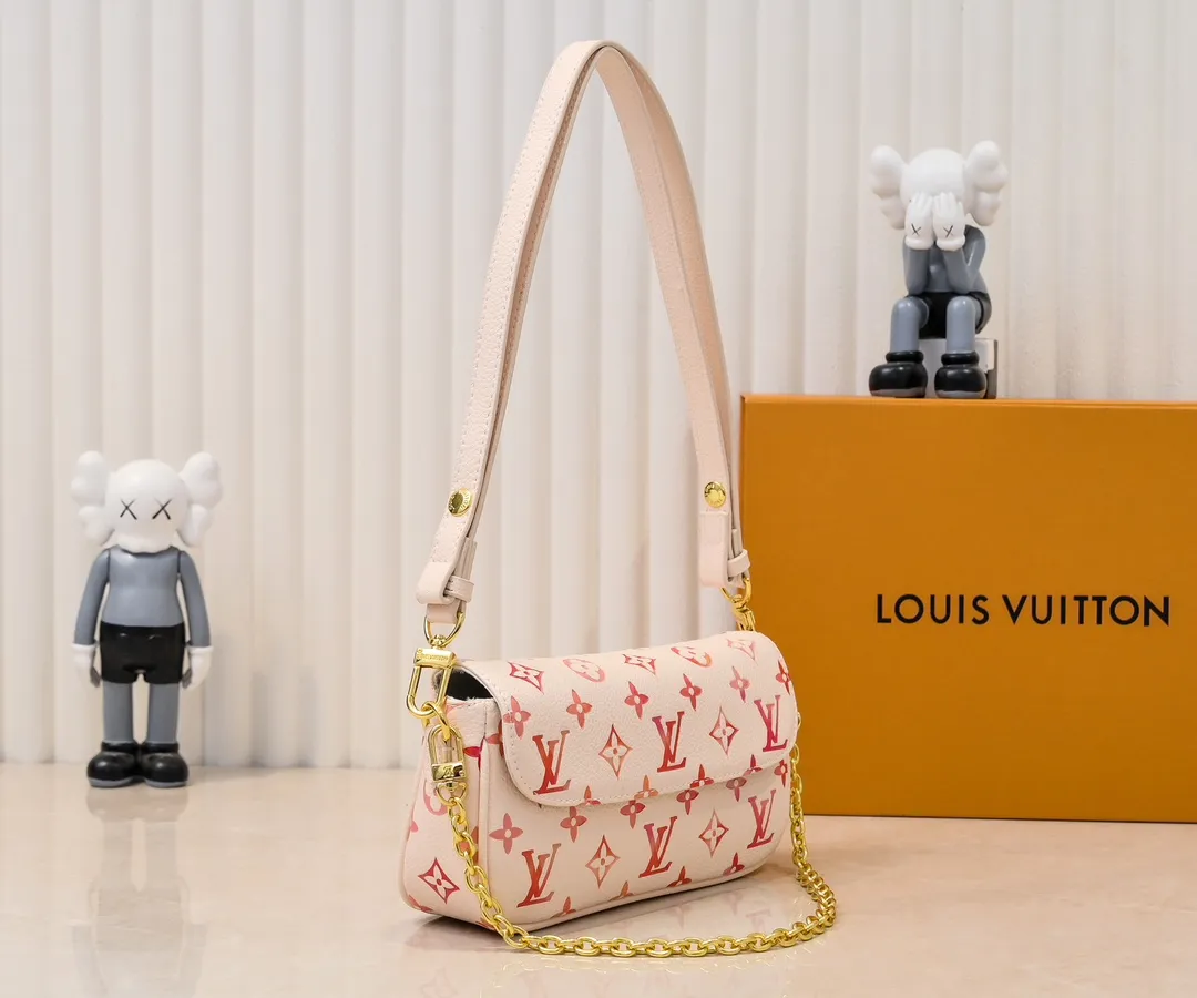 Batch 💰240 upgraded original M81911 full leather gradient oil silk screen chain bag series Wallet on Chain Ivy handbag is made of grained cow leather, with small and dazzling studs to construct the Monogram pattern, easy to attend day and night occasions. The chain strap and adjustable shoulder strap are both detachable, allowing you to switch between cross-body and long or short shoulder wear. Card compartments and zip pockets ensure neat and organized storage. Dimensions: 23.5 x 12.0 x 4.3 cm