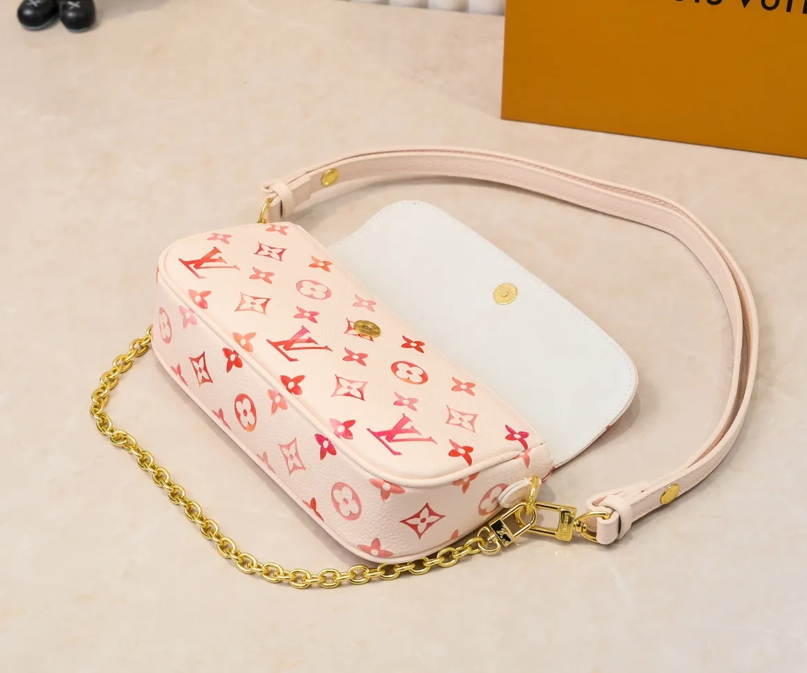 Batch 💰240 upgraded original M81911 full leather gradient oil silk screen chain bag series Wallet on Chain Ivy handbag is made of grained cow leather, with small and dazzling studs to construct the Monogram pattern, easy to attend day and night occasions. The chain strap and adjustable shoulder strap are both detachable, allowing you to switch between cross-body and long or short shoulder wear. Card compartments and zip pockets ensure neat and organized storage. Dimensions: 23.5 x 12.0 x 4.3 cm
