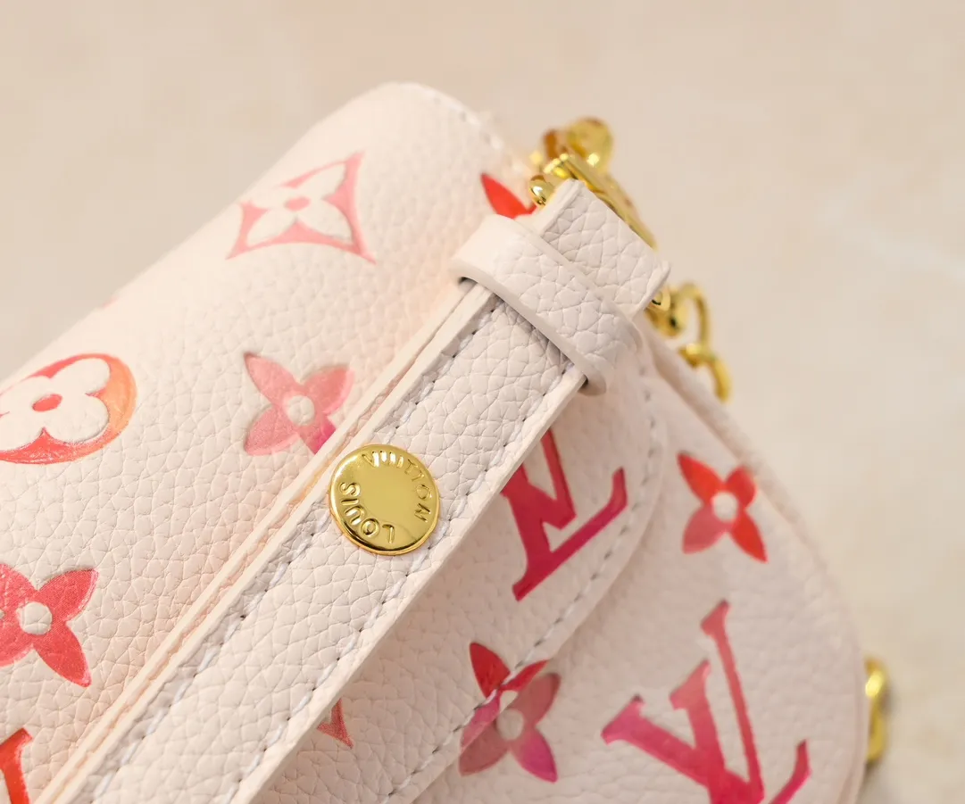 Batch 💰240 upgraded original M81911 full leather gradient oil silk screen chain bag series Wallet on Chain Ivy handbag is made of grained cow leather, with small and dazzling studs to construct the Monogram pattern, easy to attend day and night occasions. The chain strap and adjustable shoulder strap are both detachable, allowing you to switch between cross-body and long or short shoulder wear. Card compartments and zip pockets ensure neat and organized storage. Dimensions: 23.5 x 12.0 x 4.3 cm