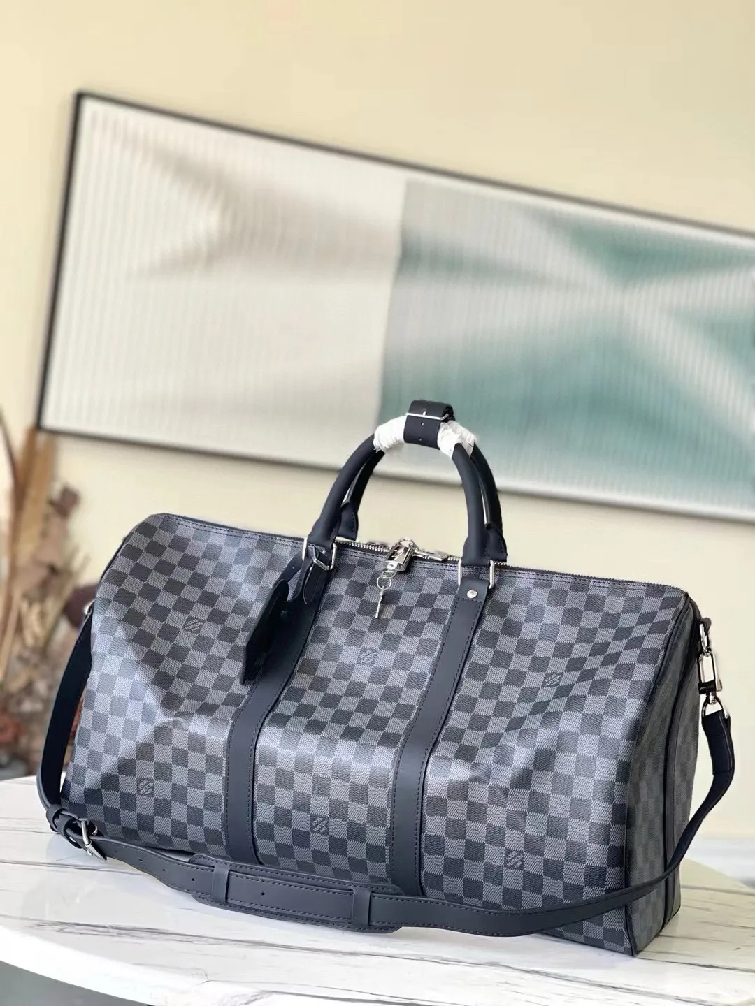 💰1000 (50 size) top original order M41416 black grid with spacious capacity and flexible use. Durable, safe and reliable. Fashionable style, mature and stable. Features a secure double zipper and padlock, making it perfect for business or pleasure. Dimensions: 50 × 29 × 22 cm.