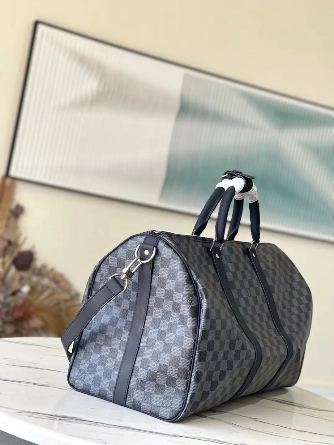 💰1000 (50 size) top original order M41416 black grid with spacious capacity and flexible use. Durable, safe and reliable. Fashionable style, mature and stable. Features a secure double zipper and padlock, making it perfect for business or pleasure. Dimensions: 50 × 29 × 22 cm.