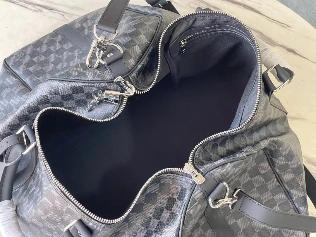💰1000 (50 size) top original order M41416 black grid with spacious capacity and flexible use. Durable, safe and reliable. Fashionable style, mature and stable. Features a secure double zipper and padlock, making it perfect for business or pleasure. Dimensions: 50 × 29 × 22 cm.