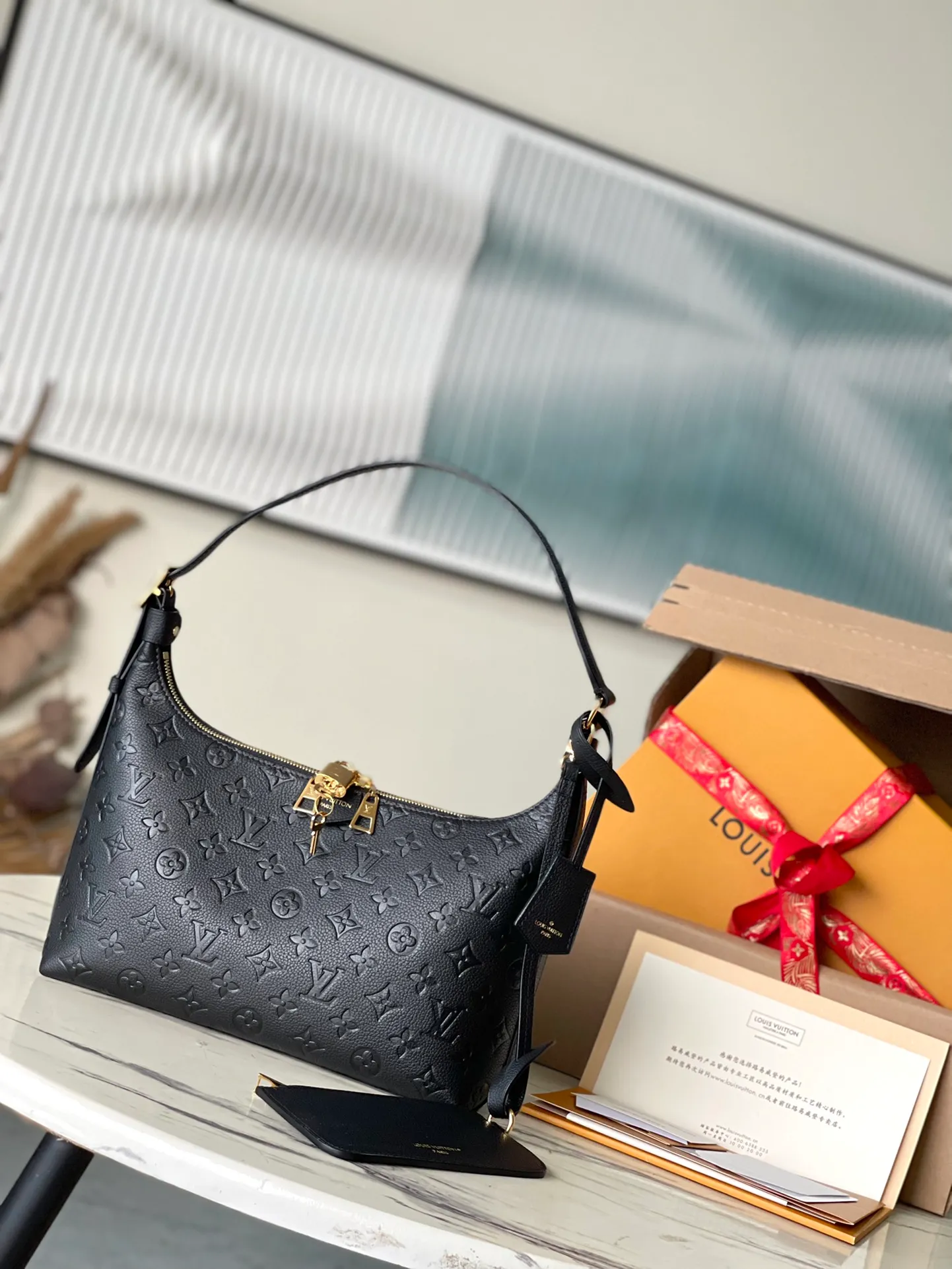 💰1180 (top layer leather) top original order M46610 black. Support counter inspection. Photos taken of duty-free goods are consistent with the product without unpacking. This product is an exclusive duty-free product in the market and is the highest-end product. Inspection is supported. This product has passed strict inspection and is flawless. Please wear gloves when touching the product. This product is not returnable or exchangeable. Please confirm the product first and then remove the label on the handle. This product is temporarily not open to the public, only regular customers, and is in short supply. Dimensions: 27 x 22 x 10.5 cm