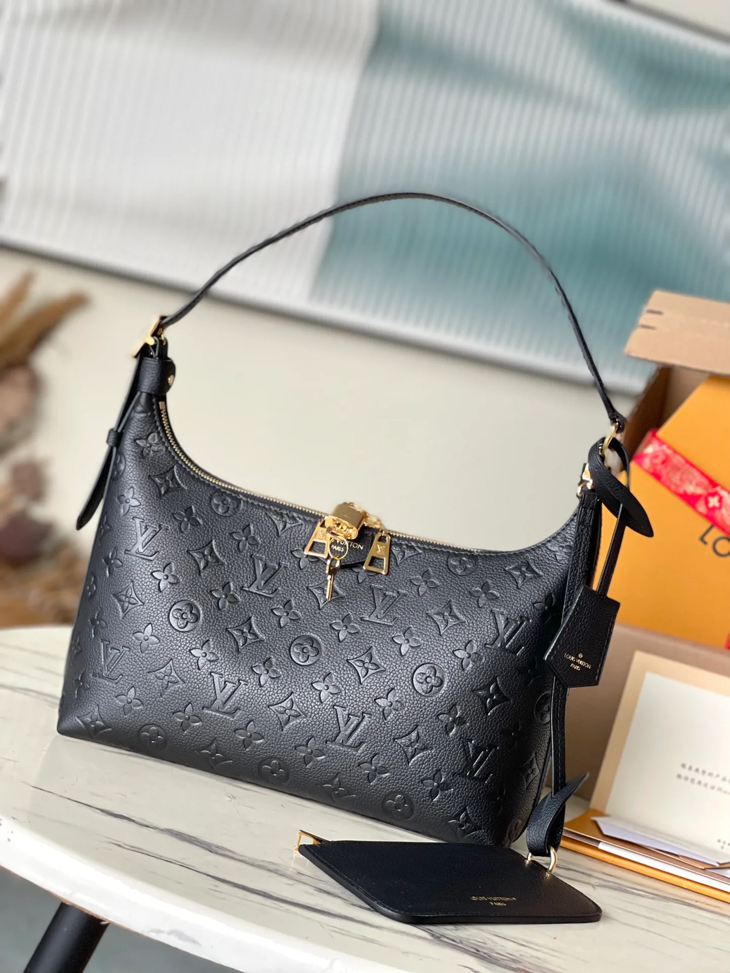 💰1180 (top layer leather) top original order M46610 black. Support counter inspection. Photos taken of duty-free goods are consistent with the product without unpacking. This product is an exclusive duty-free product in the market and is the highest-end product. Inspection is supported. This product has passed strict inspection and is flawless. Please wear gloves when touching the product. This product is not returnable or exchangeable. Please confirm the product first and then remove the label on the handle. This product is temporarily not open to the public, only regular customers, and is in short supply. Dimensions: 27 x 22 x 10.5 cm