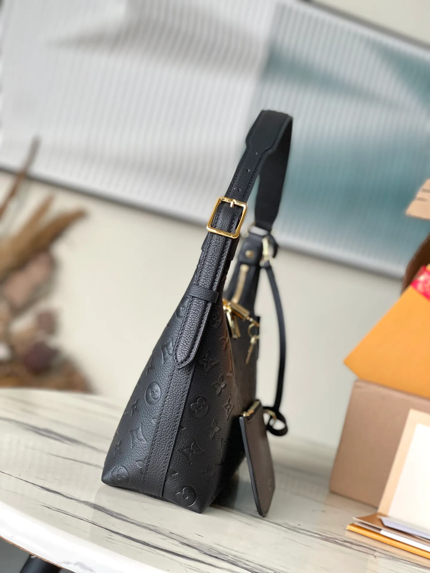 💰1180 (top layer leather) top original order M46610 black. Support counter inspection. Photos taken of duty-free goods are consistent with the product without unpacking. This product is an exclusive duty-free product in the market and is the highest-end product. Inspection is supported. This product has passed strict inspection and is flawless. Please wear gloves when touching the product. This product is not returnable or exchangeable. Please confirm the product first and then remove the label on the handle. This product is temporarily not open to the public, only regular customers, and is in short supply. Dimensions: 27 x 22 x 10.5 cm