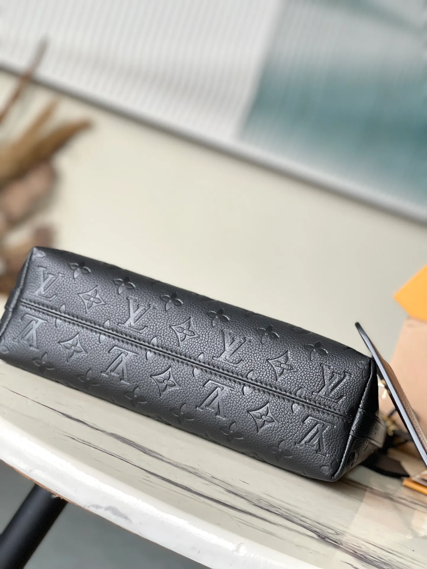 💰1180 (top layer leather) top original order M46610 black. Support counter inspection. Photos taken of duty-free goods are consistent with the product without unpacking. This product is an exclusive duty-free product in the market and is the highest-end product. Inspection is supported. This product has passed strict inspection and is flawless. Please wear gloves when touching the product. This product is not returnable or exchangeable. Please confirm the product first and then remove the label on the handle. This product is temporarily not open to the public, only regular customers, and is in short supply. Dimensions: 27 x 22 x 10.5 cm