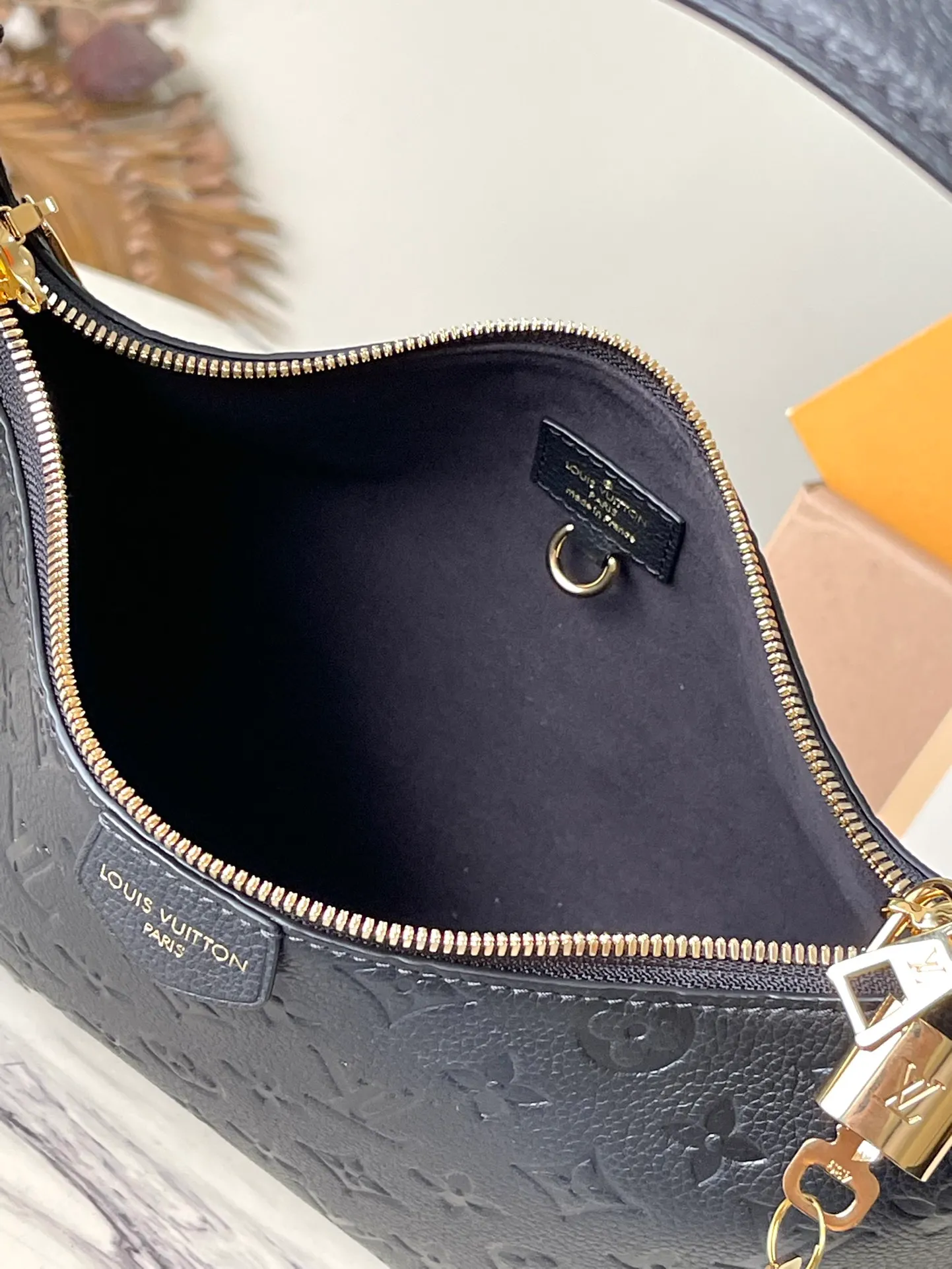 💰1180 (top layer leather) top original order M46610 black. Support counter inspection. Photos taken of duty-free goods are consistent with the product without unpacking. This product is an exclusive duty-free product in the market and is the highest-end product. Inspection is supported. This product has passed strict inspection and is flawless. Please wear gloves when touching the product. This product is not returnable or exchangeable. Please confirm the product first and then remove the label on the handle. This product is temporarily not open to the public, only regular customers, and is in short supply. Dimensions: 27 x 22 x 10.5 cm
