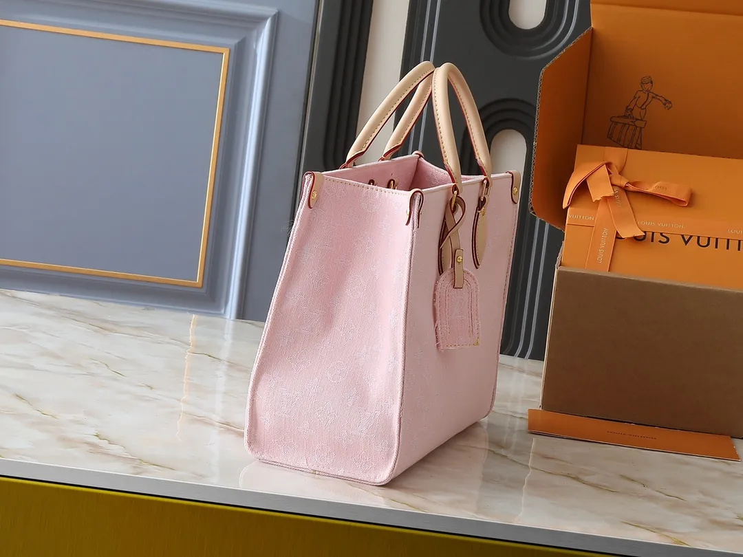 💰320💰Upgraded original M13189 M46871 Denim square bag series Onthego medium handbag (denim denim) This Onthego medium handbag is made of sand-washed Monogram jacquard denim with a new look, with leather trim and contrasting stitching. The ample capacity meets business or leisure needs, and the exquisite handle and long shoulder strap unlock multiple carrying methods. Dimensions 35.0 x 27.0 x 14.0 cm