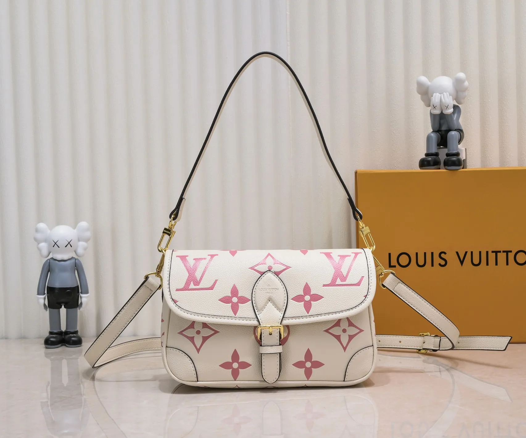 ¥340💰 Exclusive real shot-upgraded version ‼ ️M46386 black M46388 white M45985 full leather baguette series new Diane handbag Diane satchel is made of Monogram Empreinte, made of the brand's iconic embossed leather. This versatile bag comes with a removable leather shoulder strap that can be worn over the shoulder or by hand, as well as a roomy removable jacquard crossbody bag with 'Louis Vuitton' printed strap. This versatile bag can be styled in chic or sporty fashion to match the overall style or mood. Dimensions: 25.0×9.0×15.0 cm.