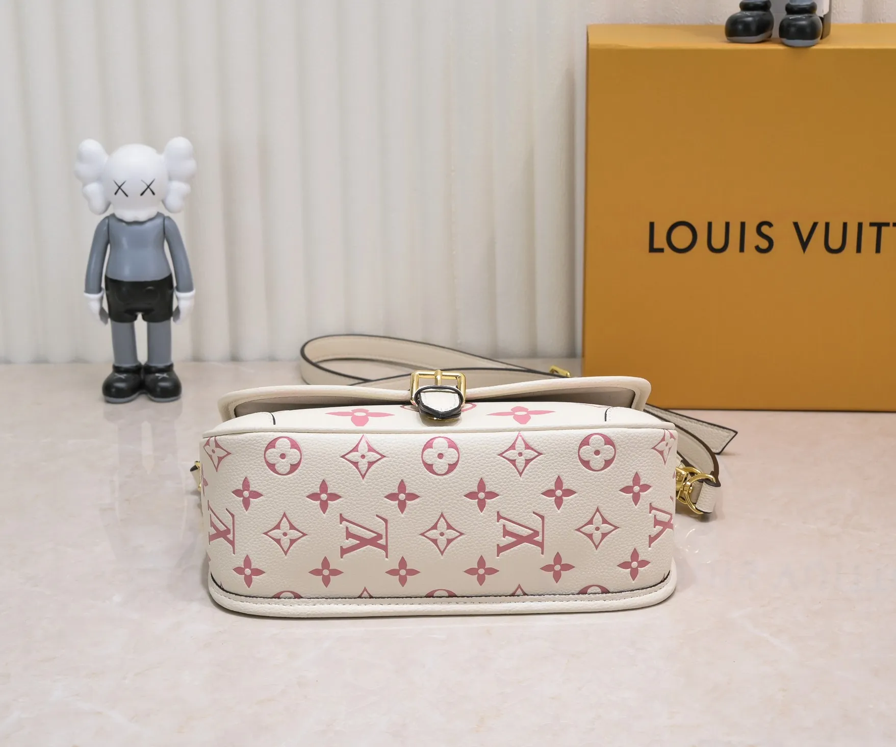 ¥340💰 Exclusive real shot-upgraded version ‼ ️M46386 black M46388 white M45985 full leather baguette series new Diane handbag Diane satchel is made of Monogram Empreinte, made of the brand's iconic embossed leather. This versatile bag comes with a removable leather shoulder strap that can be worn over the shoulder or by hand, as well as a roomy removable jacquard crossbody bag with 'Louis Vuitton' printed strap. This versatile bag can be styled in chic or sporty fashion to match the overall style or mood. Dimensions: 25.0×9.0×15.0 cm.
