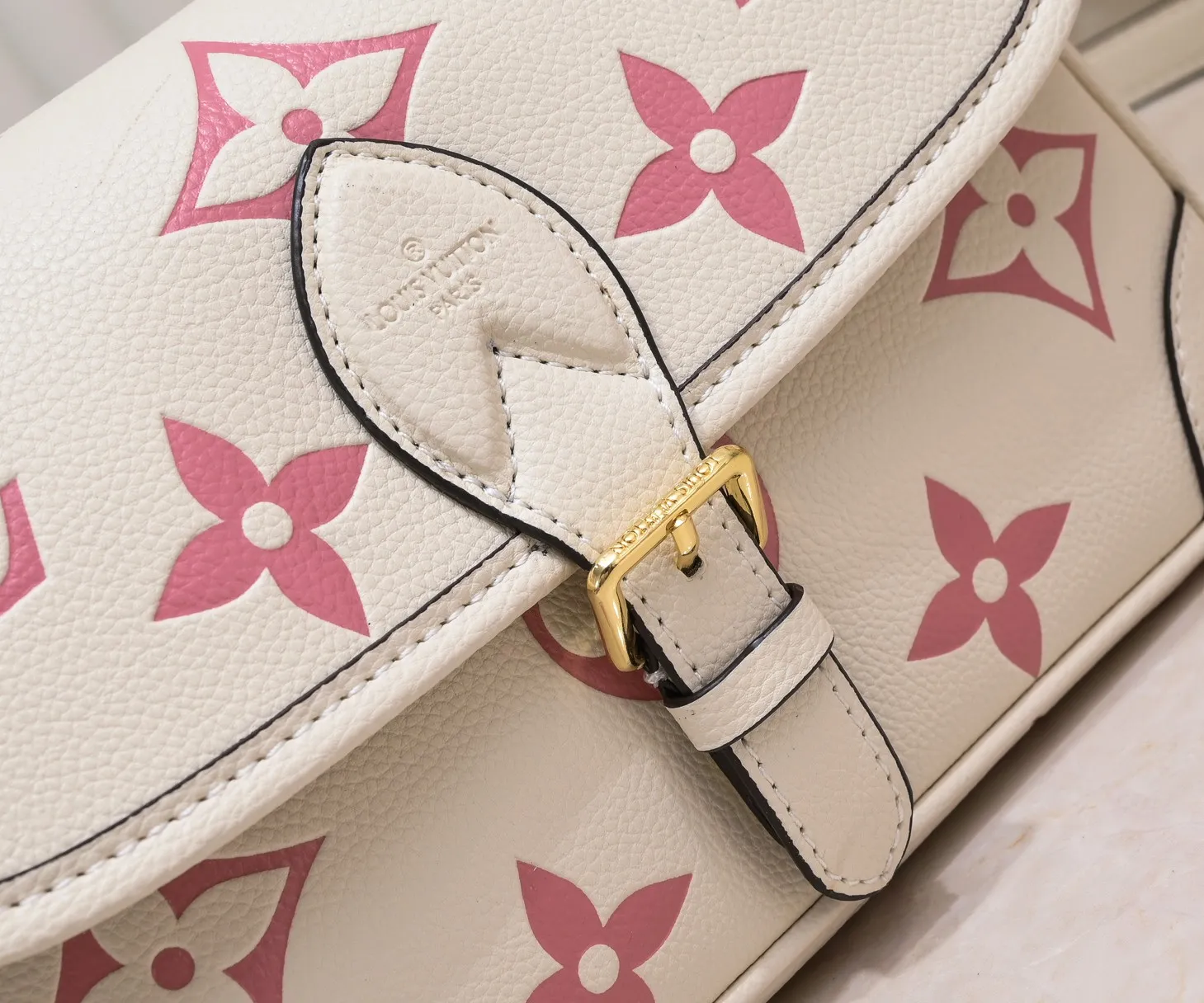 ¥340💰 Exclusive real shot-upgraded version ‼ ️M46386 black M46388 white M45985 full leather baguette series new Diane handbag Diane satchel is made of Monogram Empreinte, made of the brand's iconic embossed leather. This versatile bag comes with a removable leather shoulder strap that can be worn over the shoulder or by hand, as well as a roomy removable jacquard crossbody bag with 'Louis Vuitton' printed strap. This versatile bag can be styled in chic or sporty fashion to match the overall style or mood. Dimensions: 25.0×9.0×15.0 cm.