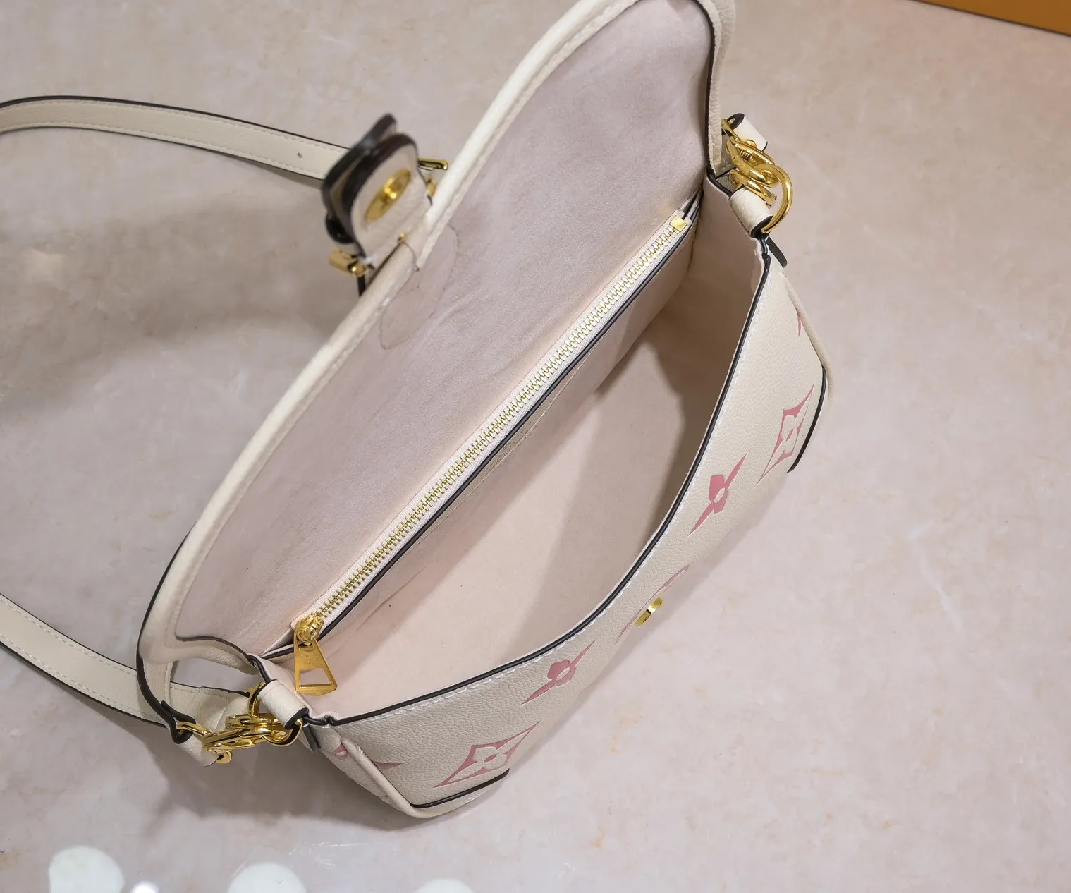 ¥340💰 Exclusive real shot-upgraded version ‼ ️M46386 black M46388 white M45985 full leather baguette series new Diane handbag Diane satchel is made of Monogram Empreinte, made of the brand's iconic embossed leather. This versatile bag comes with a removable leather shoulder strap that can be worn over the shoulder or by hand, as well as a roomy removable jacquard crossbody bag with 'Louis Vuitton' printed strap. This versatile bag can be styled in chic or sporty fashion to match the overall style or mood. Dimensions: 25.0×9.0×15.0 cm.