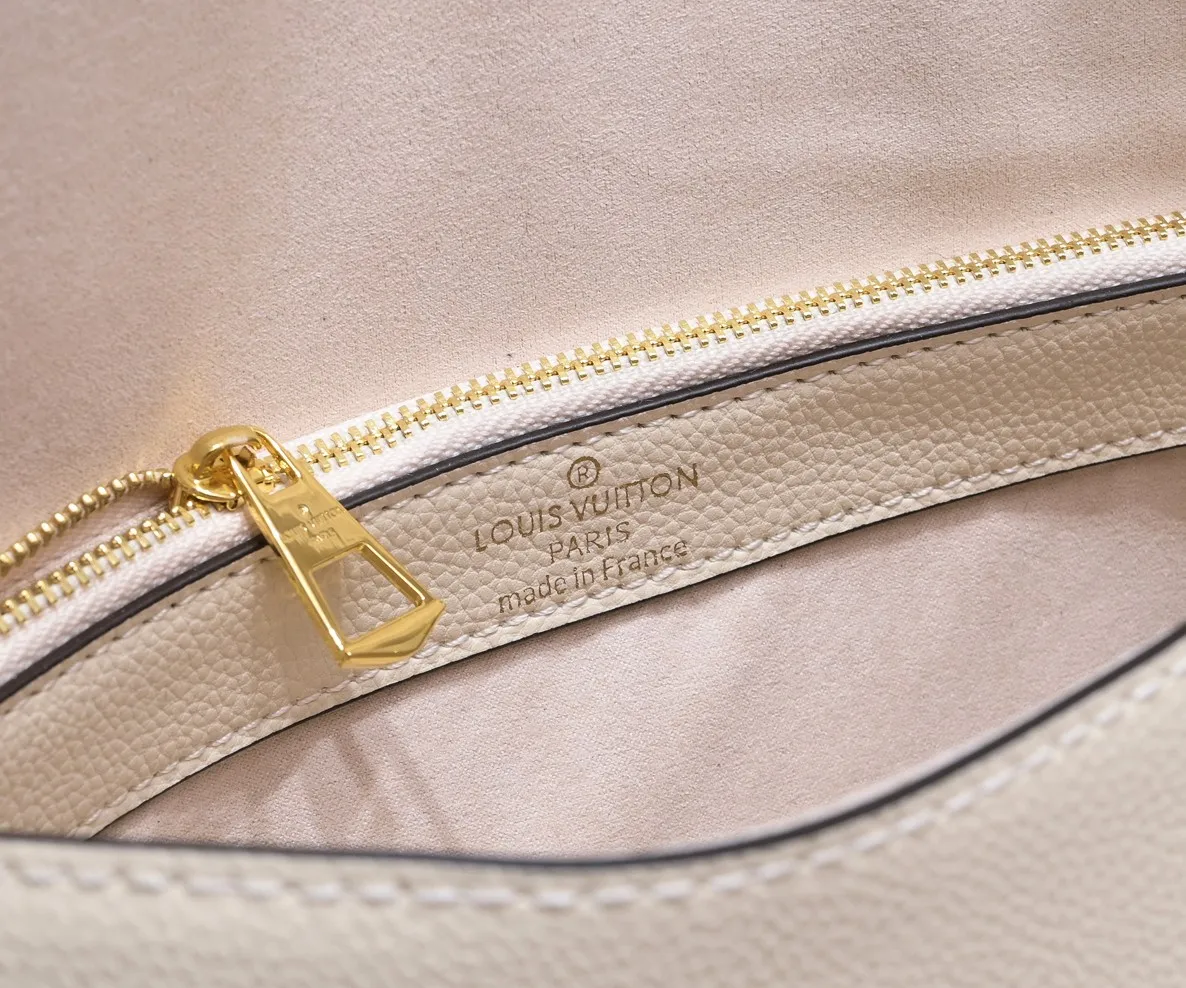¥340💰 Exclusive real shot-upgraded version ‼ ️M46386 black M46388 white M45985 full leather baguette series new Diane handbag Diane satchel is made of Monogram Empreinte, made of the brand's iconic embossed leather. This versatile bag comes with a removable leather shoulder strap that can be worn over the shoulder or by hand, as well as a roomy removable jacquard crossbody bag with 'Louis Vuitton' printed strap. This versatile bag can be styled in chic or sporty fashion to match the overall style or mood. Dimensions: 25.0×9.0×15.0 cm.