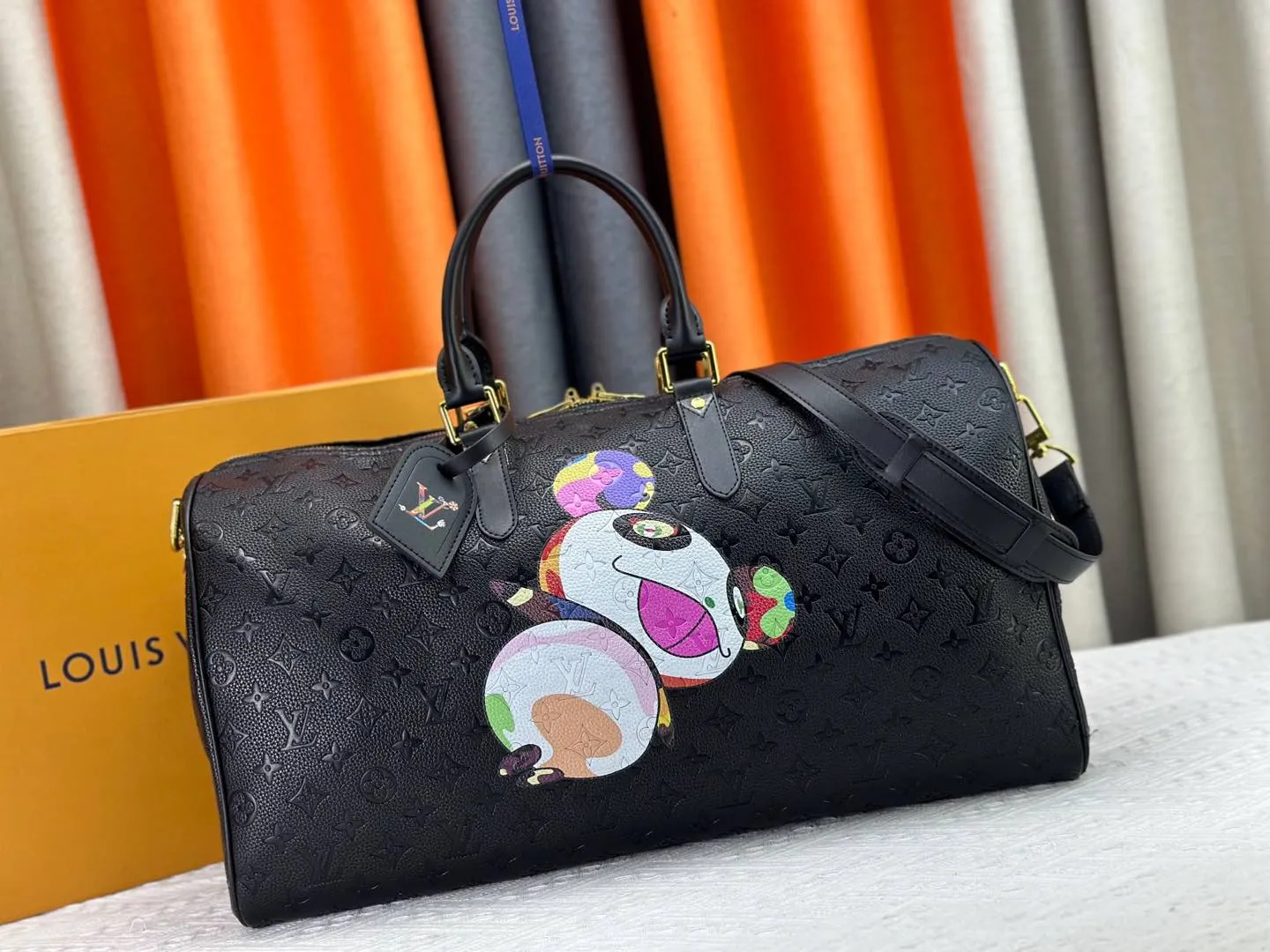 P340 Upgraded version M41416 M13761 Louis Vuitton x Murakami 2025 Campaign Louis Vuitton and Takashi Murakami have launched a new joint series. Brand spokesperson Zendaya appears in the advertisement. Takashi Murakami’s most representative Kaikai Kiki Flower is integrated and embellished in every detail. This year’s first hot product may be here. Dimensions 50x29x23 cm