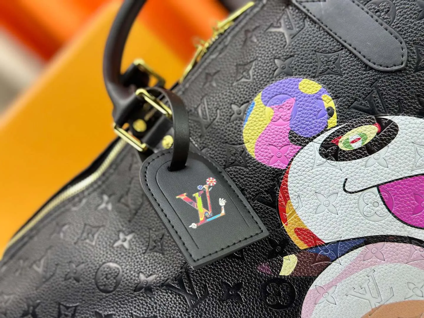 P340 Upgraded version M41416 M13761 Louis Vuitton x Murakami 2025 Campaign Louis Vuitton and Takashi Murakami have launched a new joint series. Brand spokesperson Zendaya appears in the advertisement. Takashi Murakami’s most representative Kaikai Kiki Flower is integrated and embellished in every detail. This year’s first hot product may be here. Dimensions 50x29x23 cm