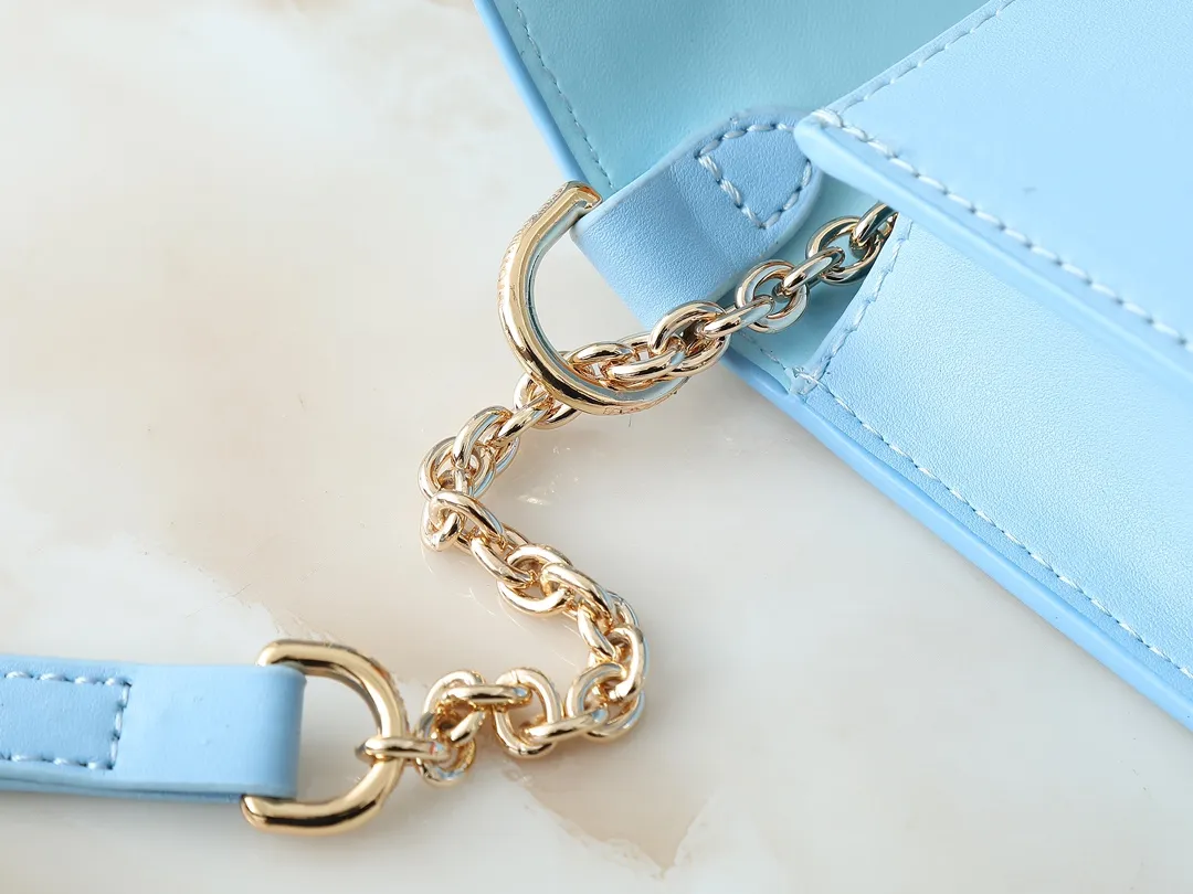 💰240💰Upgraded from the original M14564 M14547 M14581 M14548 This Wallet On Chain handbag is from the Louis Vuitton LV Bloom series. It is cut from cow leather in a fashionable and practical configuration. It's decorated with embellishments inspired by the brand's iconic Monogram pattern. There's plenty of space to store a smartphone, and contrasting metal hardware adds an elegant touch. Dimensions: 20.0 x 11.5 x 4.0 cm (length x height x width)