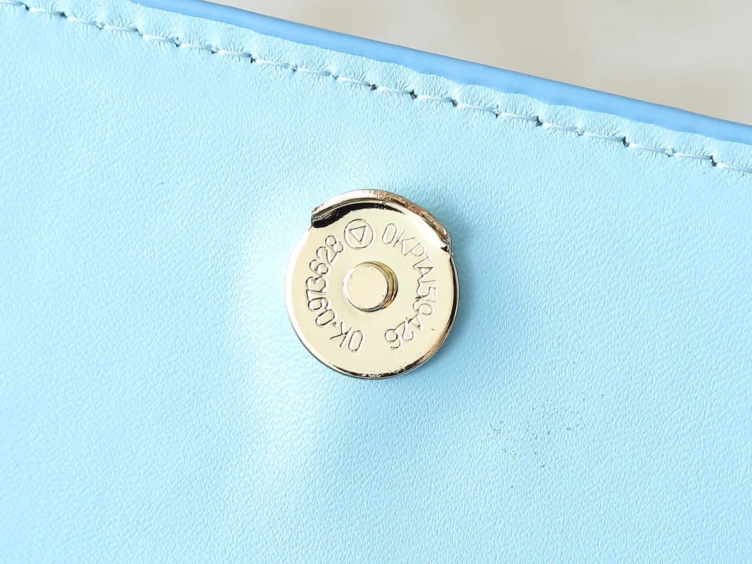 💰240💰Upgraded from the original M14564 M14547 M14581 M14548 This Wallet On Chain handbag is from the Louis Vuitton LV Bloom series. It is cut from cow leather in a fashionable and practical configuration. It's decorated with embellishments inspired by the brand's iconic Monogram pattern. There's plenty of space to store a smartphone, and contrasting metal hardware adds an elegant touch. Dimensions: 20.0 x 11.5 x 4.0 cm (length x height x width)