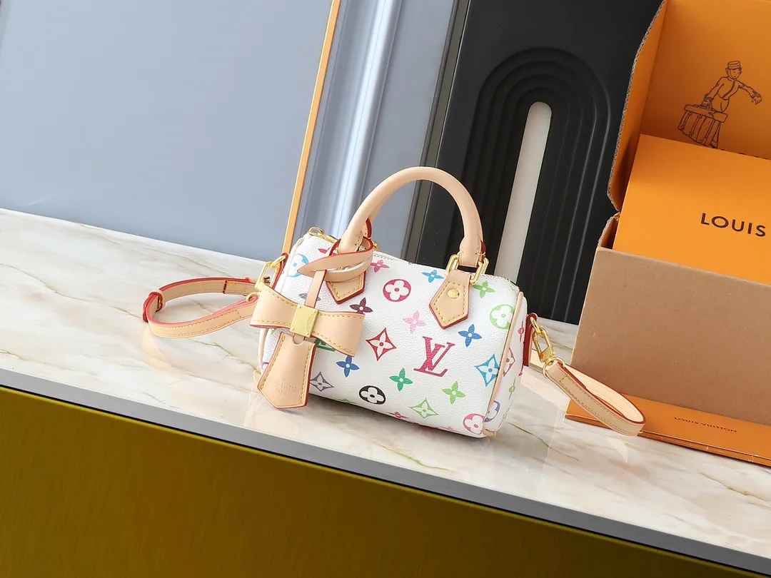 💰200💰Upgraded original version M13391 M13406 M81085 lv Murakami Takashi co-branded NANOSPEEDY handbag This Nano Speedy handbag combines Monogram canvas and cow leather trim printing, with 33 colorful colors to interpret white tricolor and black tricolor. It has been launched in twelve sections and is very popular around the world and is loved by celebrities and celebrities. 16x10x7.5cm