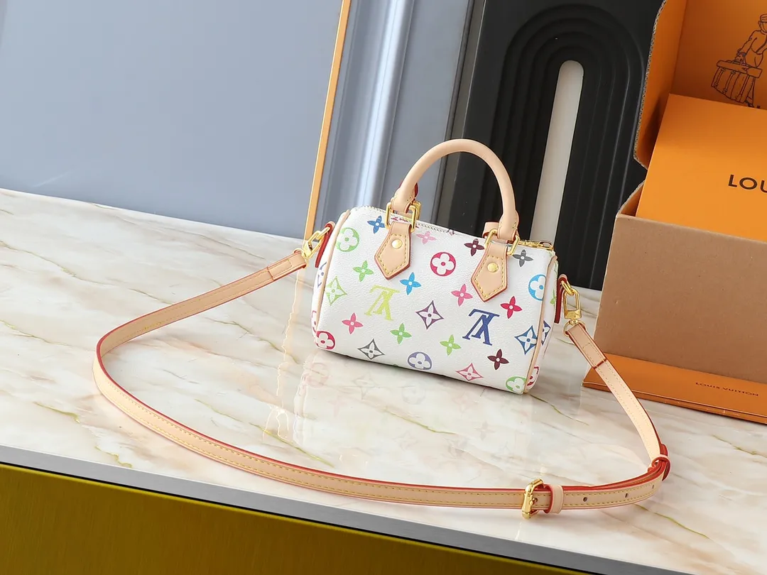 💰200💰Upgraded original version M13391 M13406 M81085 lv Murakami Takashi co-branded NANOSPEEDY handbag This Nano Speedy handbag combines Monogram canvas and cow leather trim printing, with 33 colorful colors to interpret white tricolor and black tricolor. It has been launched in twelve sections and is very popular around the world and is loved by celebrities and celebrities. 16x10x7.5cm