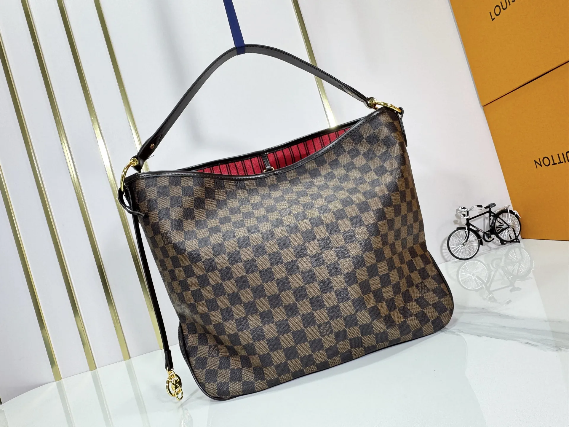 P240 upgraded original M50156 Delightful second-hand version shopping bag! When you spend your workday in the city and your weekend at the beach, you don’t need to change your bag, because this fashionable, summery damier azur canvas calvi bag can be used for both work and beach vacations. This roomy tote features a large opening for easy access, convenient compartments and pockets to keep everything organized, and a vibrant garnet fabric lining adds a splash of color for a sunny summer mood. size: 41.0×33.0×15.0 cm.