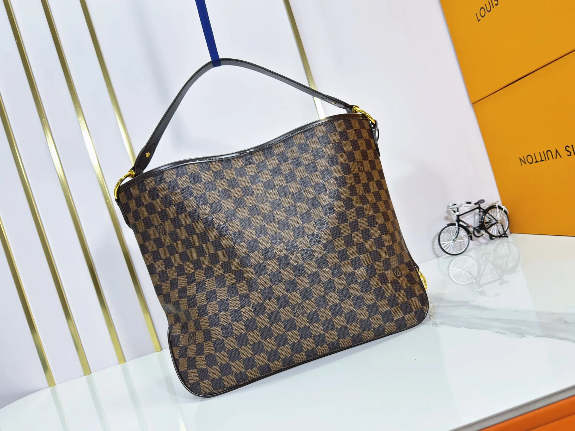 P240 upgraded original M50156 Delightful second-hand version shopping bag! When you spend your workday in the city and your weekend at the beach, you don’t need to change your bag, because this fashionable, summery damier azur canvas calvi bag can be used for both work and beach vacations. This roomy tote features a large opening for easy access, convenient compartments and pockets to keep everything organized, and a vibrant garnet fabric lining adds a splash of color for a sunny summer mood. size: 41.0×33.0×15.0 cm.