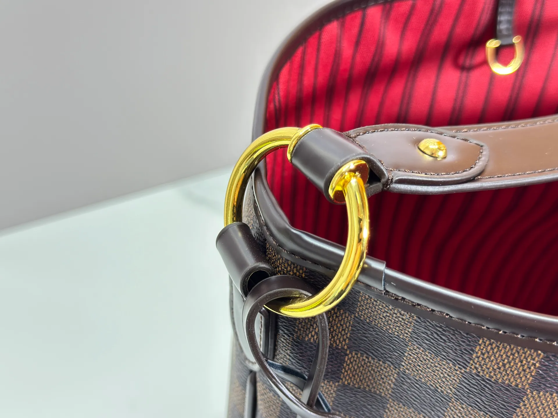 P240 upgraded original M50156 Delightful second-hand version shopping bag! When you spend your workday in the city and your weekend at the beach, you don’t need to change your bag, because this fashionable, summery damier azur canvas calvi bag can be used for both work and beach vacations. This roomy tote features a large opening for easy access, convenient compartments and pockets to keep everything organized, and a vibrant garnet fabric lining adds a splash of color for a sunny summer mood. size: 41.0×33.0×15.0 cm.