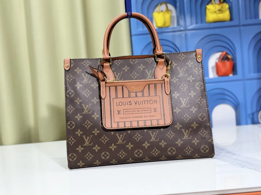 P280💰Upgraded original version 🔥New style🔥M45039 M45321 M44571 This Onthego medium handbag is decorated with classic Monogram canvas and Monogram Reverse canvas on both sides, presenting different styles at will. Toron's dual handles and shoulder strap allow for a variety of carrying options. Dimensions: 34.0 x 26.0 x 13.0 cm (length x height x width)