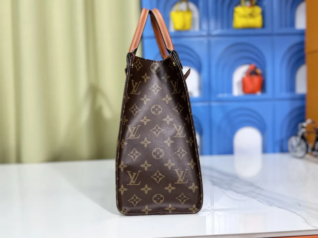 P280💰Upgraded original version 🔥New style🔥M45039 M45321 M44571 This Onthego medium handbag is decorated with classic Monogram canvas and Monogram Reverse canvas on both sides, presenting different styles at will. Toron's dual handles and shoulder strap allow for a variety of carrying options. Dimensions: 34.0 x 26.0 x 13.0 cm (length x height x width)