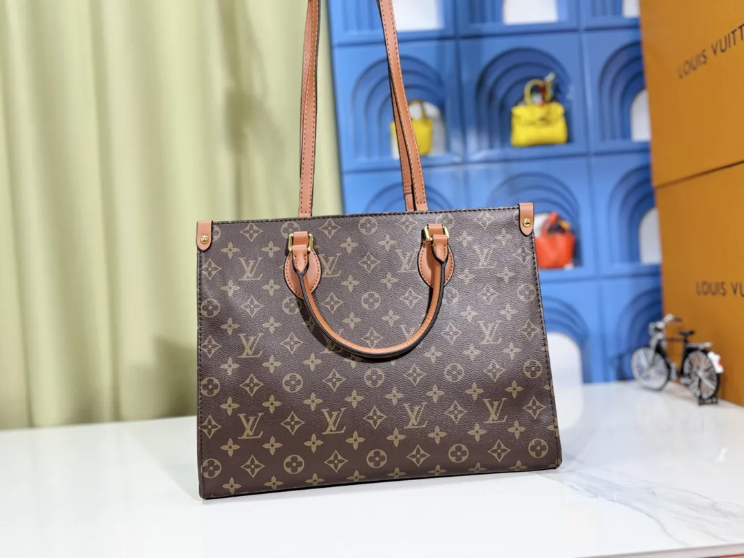 P280💰Upgraded original version 🔥New style🔥M45039 M45321 M44571 This Onthego medium handbag is decorated with classic Monogram canvas and Monogram Reverse canvas on both sides, presenting different styles at will. Toron's dual handles and shoulder strap allow for a variety of carrying options. Dimensions: 34.0 x 26.0 x 13.0 cm (length x height x width)