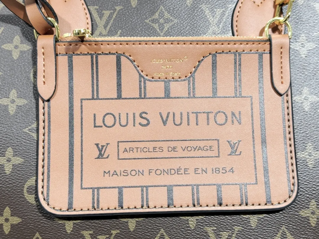 P280💰Upgraded original version 🔥New style🔥M45039 M45321 M44571 This Onthego medium handbag is decorated with classic Monogram canvas and Monogram Reverse canvas on both sides, presenting different styles at will. Toron's dual handles and shoulder strap allow for a variety of carrying options. Dimensions: 34.0 x 26.0 x 13.0 cm (length x height x width)