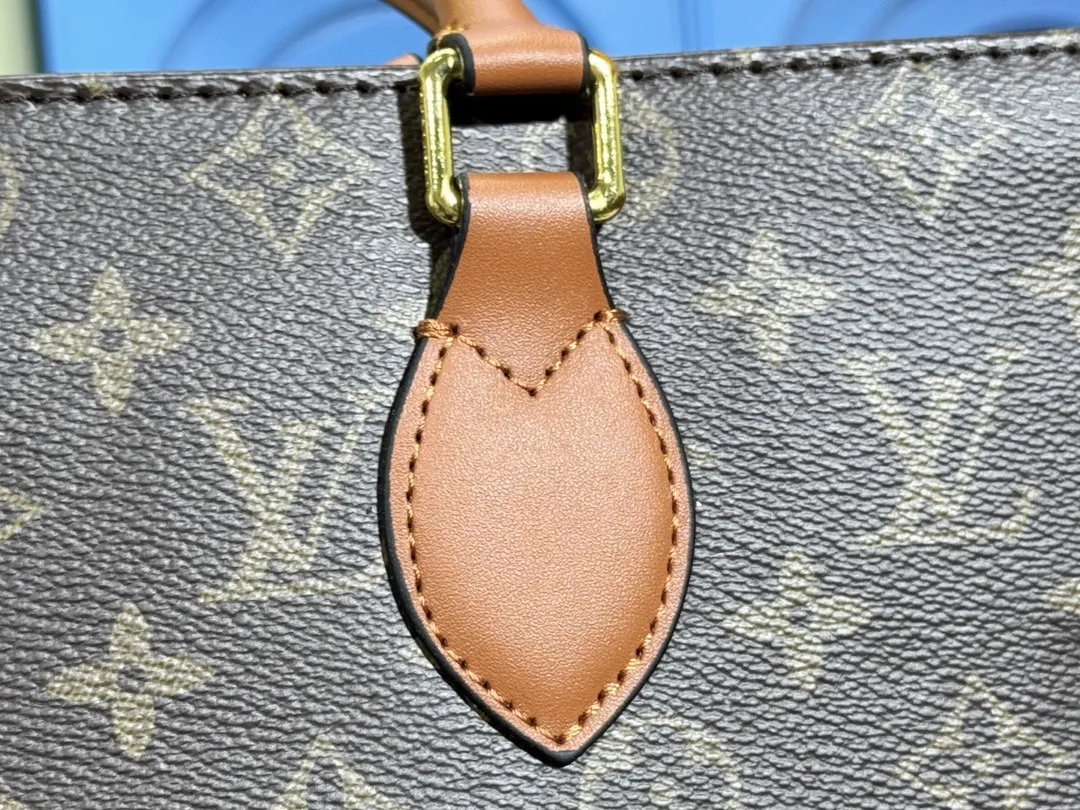 P280💰Upgraded original version 🔥New style🔥M45039 M45321 M44571 This Onthego medium handbag is decorated with classic Monogram canvas and Monogram Reverse canvas on both sides, presenting different styles at will. Toron's dual handles and shoulder strap allow for a variety of carrying options. Dimensions: 34.0 x 26.0 x 13.0 cm (length x height x width)