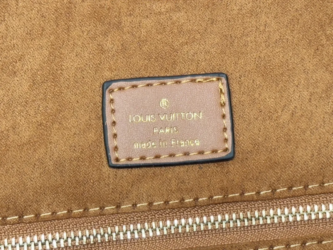 P280💰Upgraded original version 🔥New style🔥M45039 M45321 M44571 This Onthego medium handbag is decorated with classic Monogram canvas and Monogram Reverse canvas on both sides, presenting different styles at will. Toron's dual handles and shoulder strap allow for a variety of carrying options. Dimensions: 34.0 x 26.0 x 13.0 cm (length x height x width)