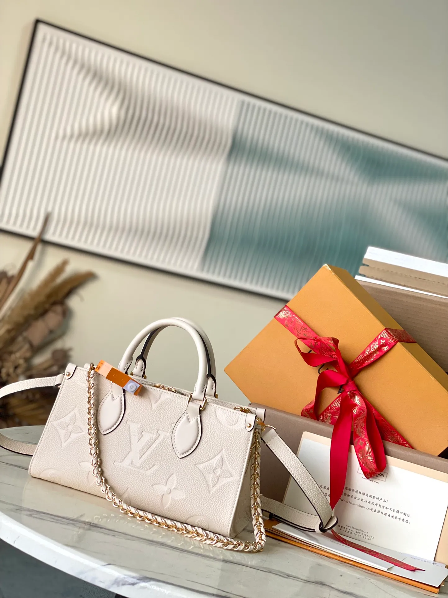💰1060 (top layer leather) top original order M23698, support counter inspection, duty-free goods photos taken are consistent with the product without unpacking. This product is an exclusive duty-free product in the market and is the highest-end product. Inspection is supported. This product has passed strict inspection and is flawless. Please wear gloves when touching the product. This product is not returnable or exchangeable. Please confirm the product first and then remove the label on the handle. This product is temporarily not open to the public, only regular customers, and is in short supply. Dimensions: 25 x 13 x 10.5 cm