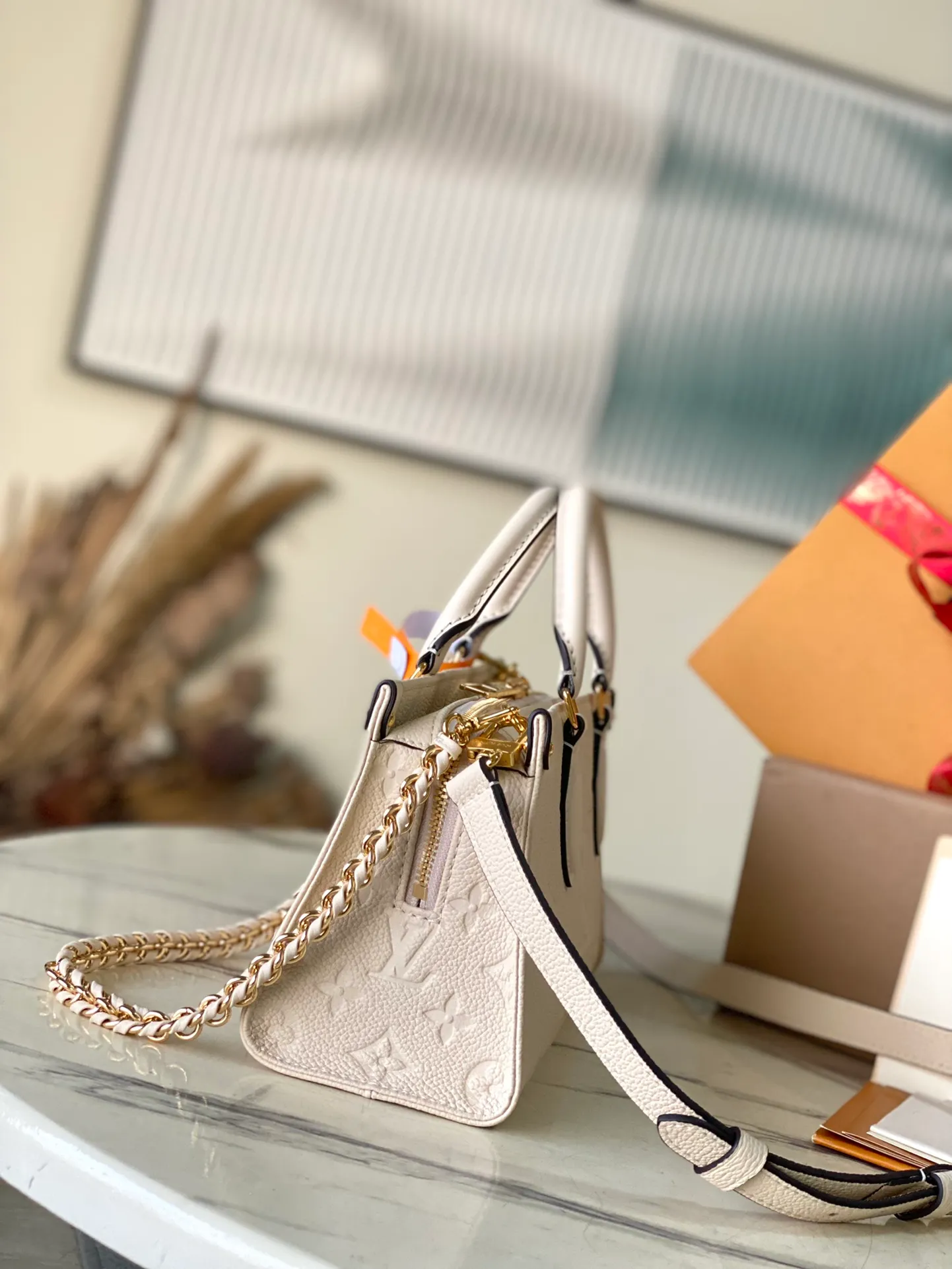 💰1060 (top layer leather) top original order M23698, support counter inspection, duty-free goods photos taken are consistent with the product without unpacking. This product is an exclusive duty-free product in the market and is the highest-end product. Inspection is supported. This product has passed strict inspection and is flawless. Please wear gloves when touching the product. This product is not returnable or exchangeable. Please confirm the product first and then remove the label on the handle. This product is temporarily not open to the public, only regular customers, and is in short supply. Dimensions: 25 x 13 x 10.5 cm