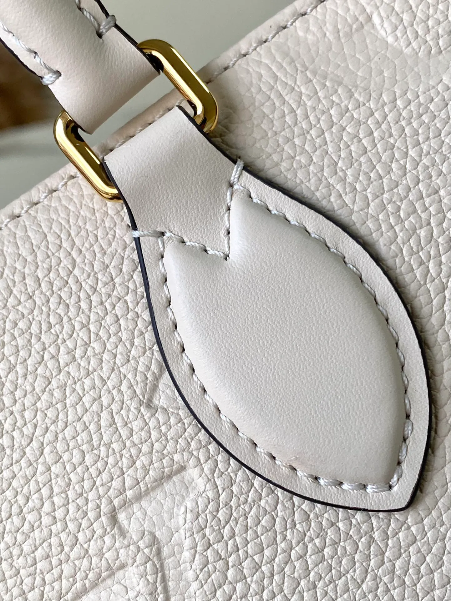 💰1060 (top layer leather) top original order M23698, support counter inspection, duty-free goods photos taken are consistent with the product without unpacking. This product is an exclusive duty-free product in the market and is the highest-end product. Inspection is supported. This product has passed strict inspection and is flawless. Please wear gloves when touching the product. This product is not returnable or exchangeable. Please confirm the product first and then remove the label on the handle. This product is temporarily not open to the public, only regular customers, and is in short supply. Dimensions: 25 x 13 x 10.5 cm