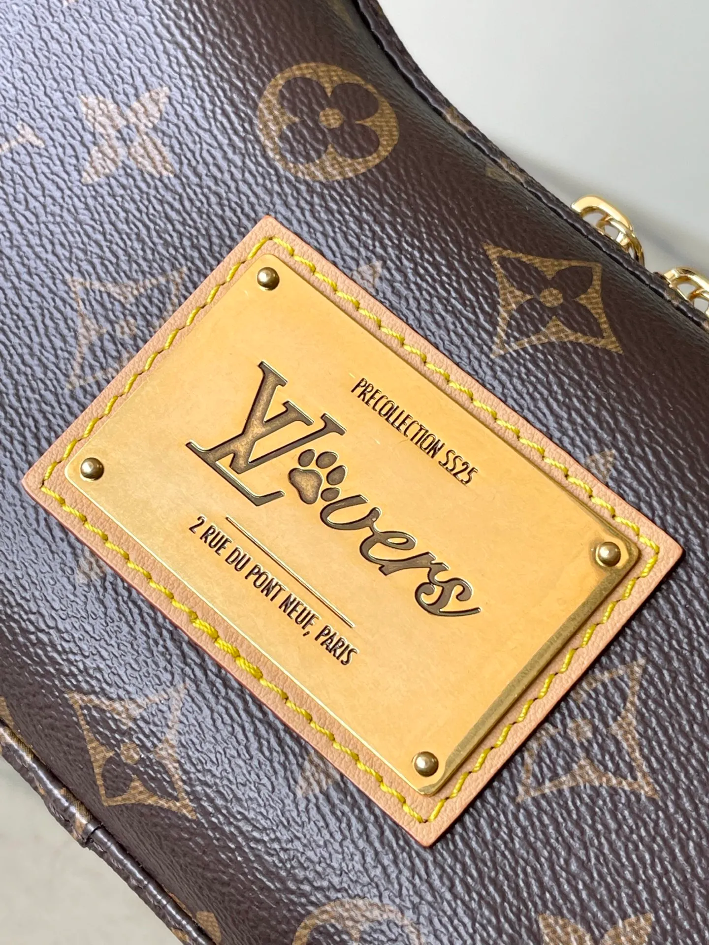 💰1420 (Steel Hardware) Top Original M12615 Bone mini handbag is made of Monogram coated canvas. The LVLovers logo designed by Pharrell Wiliams for the last season series is reflected on the inner nameplate, and the cute palm print is used to inject natural interest. The detachable and adjustable shoulder strap is embellished with Monogram pattern on one side and fine leather on the other side. Dimensions: 24 × 14 × 6 cm