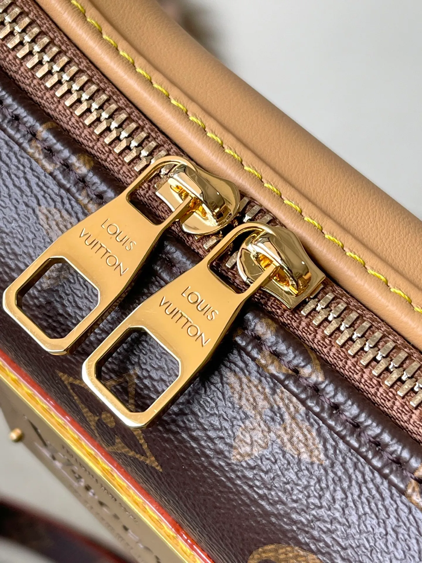 💰1420 (Steel Hardware) Top Original M12615 Bone mini handbag is made of Monogram coated canvas. The LVLovers logo designed by Pharrell Wiliams for the last season series is reflected on the inner nameplate, and the cute palm print is used to inject natural interest. The detachable and adjustable shoulder strap is embellished with Monogram pattern on one side and fine leather on the other side. Dimensions: 24 × 14 × 6 cm