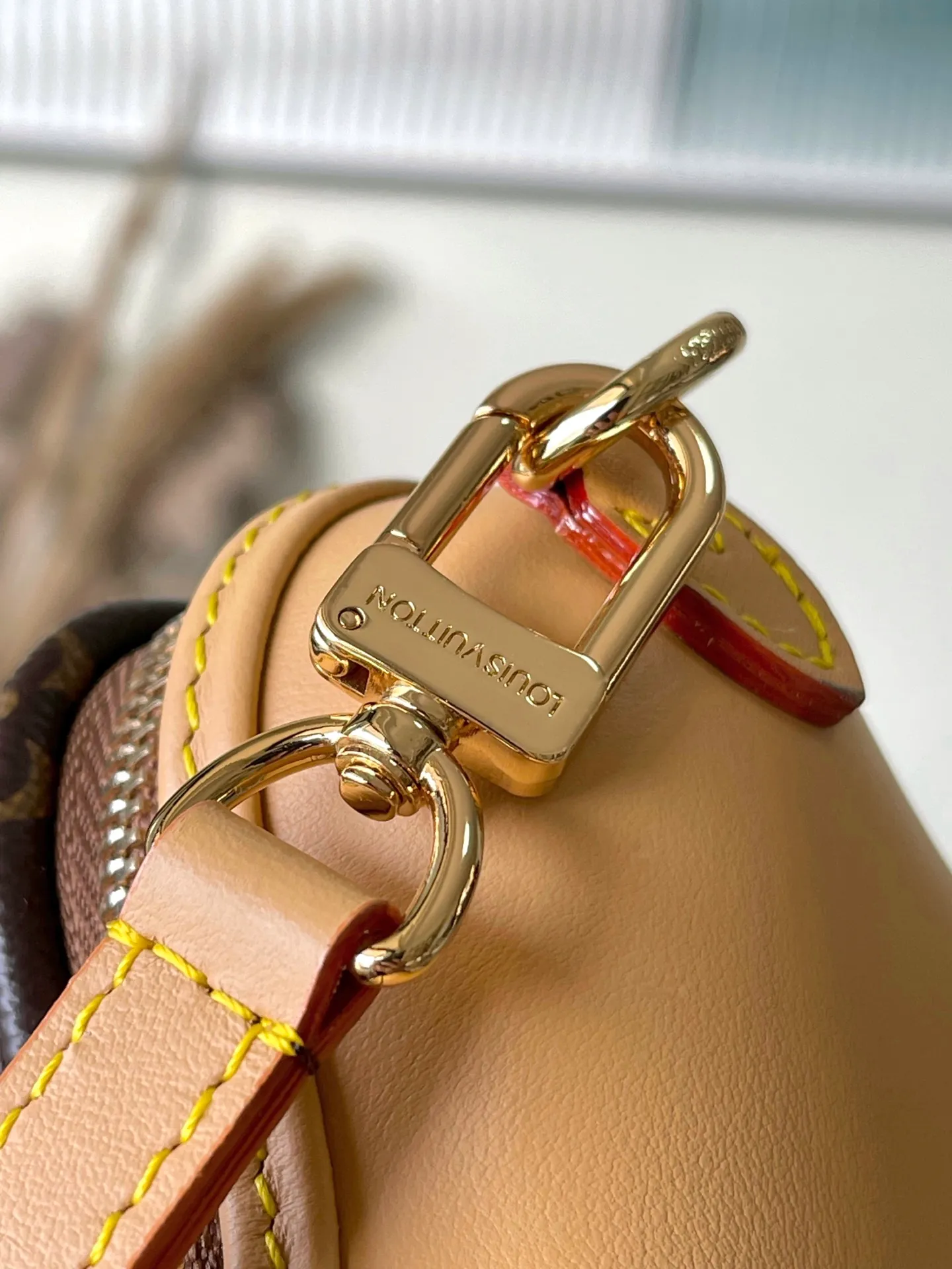 💰1420 (Steel Hardware) Top Original M12615 Bone mini handbag is made of Monogram coated canvas. The LVLovers logo designed by Pharrell Wiliams for the last season series is reflected on the inner nameplate, and the cute palm print is used to inject natural interest. The detachable and adjustable shoulder strap is embellished with Monogram pattern on one side and fine leather on the other side. Dimensions: 24 × 14 × 6 cm